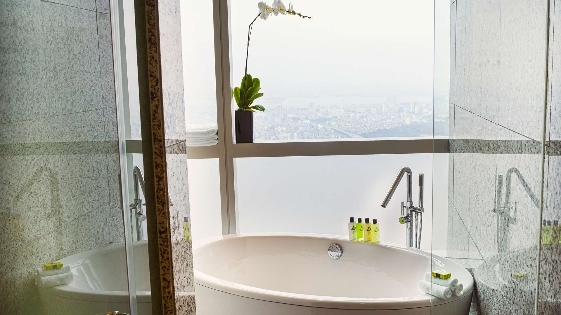 Phòng tắm sang trọng tại intercontinental hanoi landmark72 khách sạn 5 sao cao nhất hà nội
