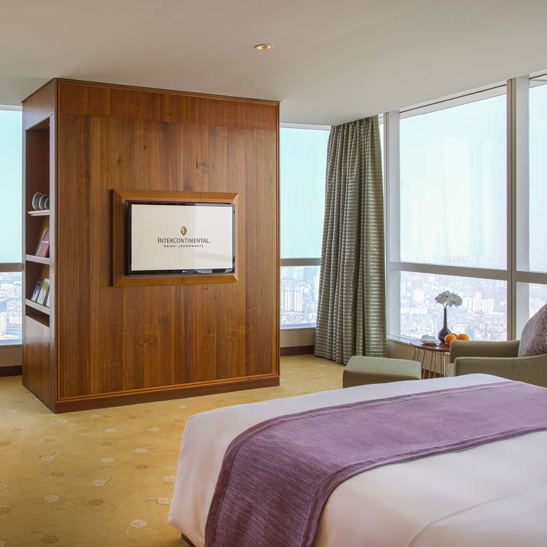 Phòng Corner Suite tại intercontinental hanoi landmark72 khách sạn 5 sao với tiện nghi sang trọng, đặc quyền Club InterContinental và tầm nhìn toàn cành thành phố Hà Nội