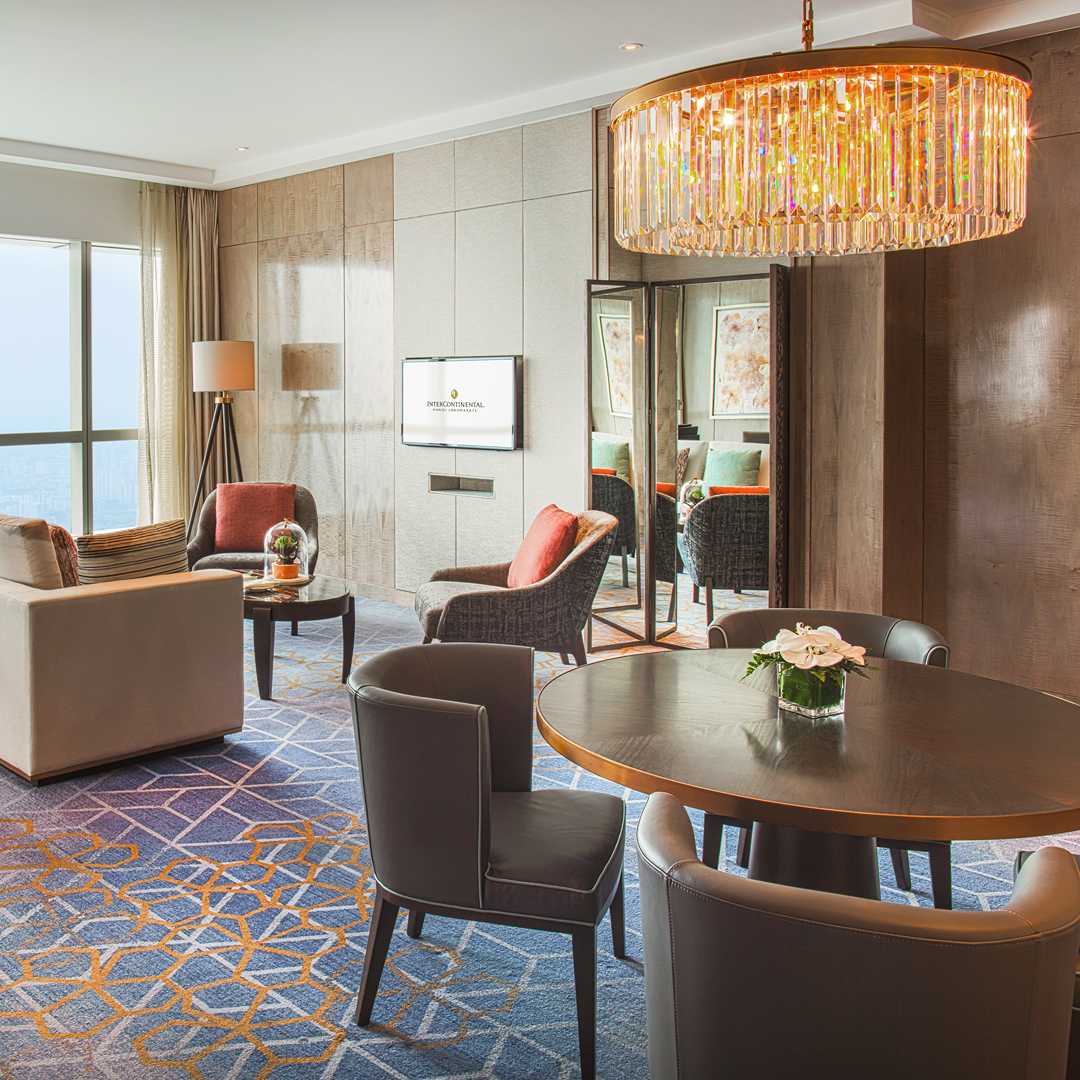 Phòng Premier Suite tại intercontinental hanoi landmark72 khách sạn 5 sao với tiện nghi sang trọng, đặc quyền Club InterContinental và tầm nhìn toàn cành thành phố Hà Nội