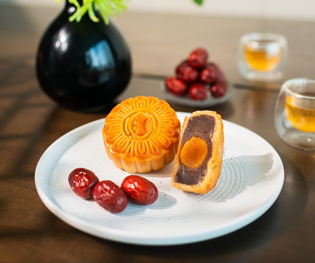 luxury mooncakes from hanoi hotel 2023