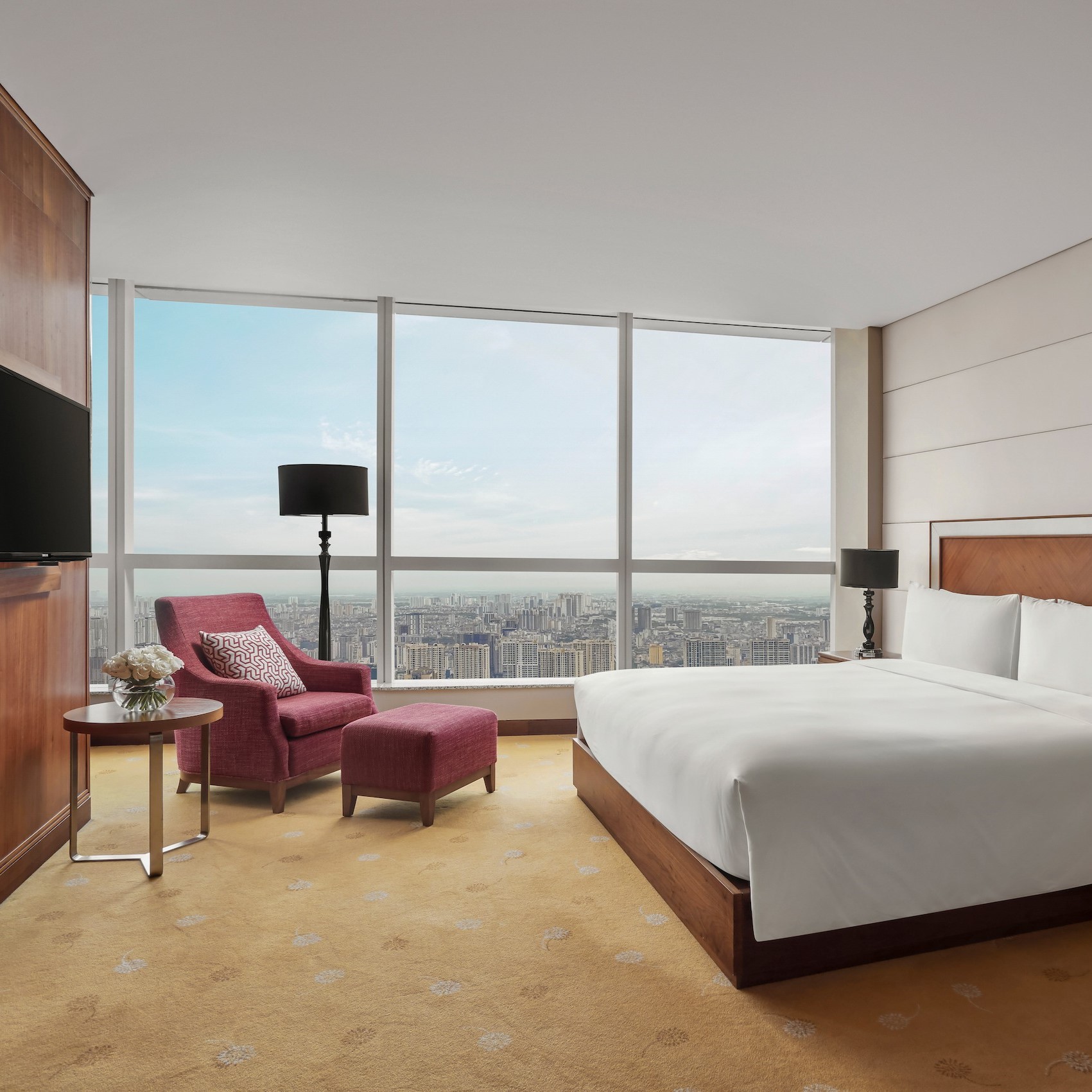 Phòng Junior Suite tại khách sạn 5 sao với tiện nghi sang trọng, đặc quyền Club InterContinental và tầm nhìn toàn cành thành phố Hà Nội
