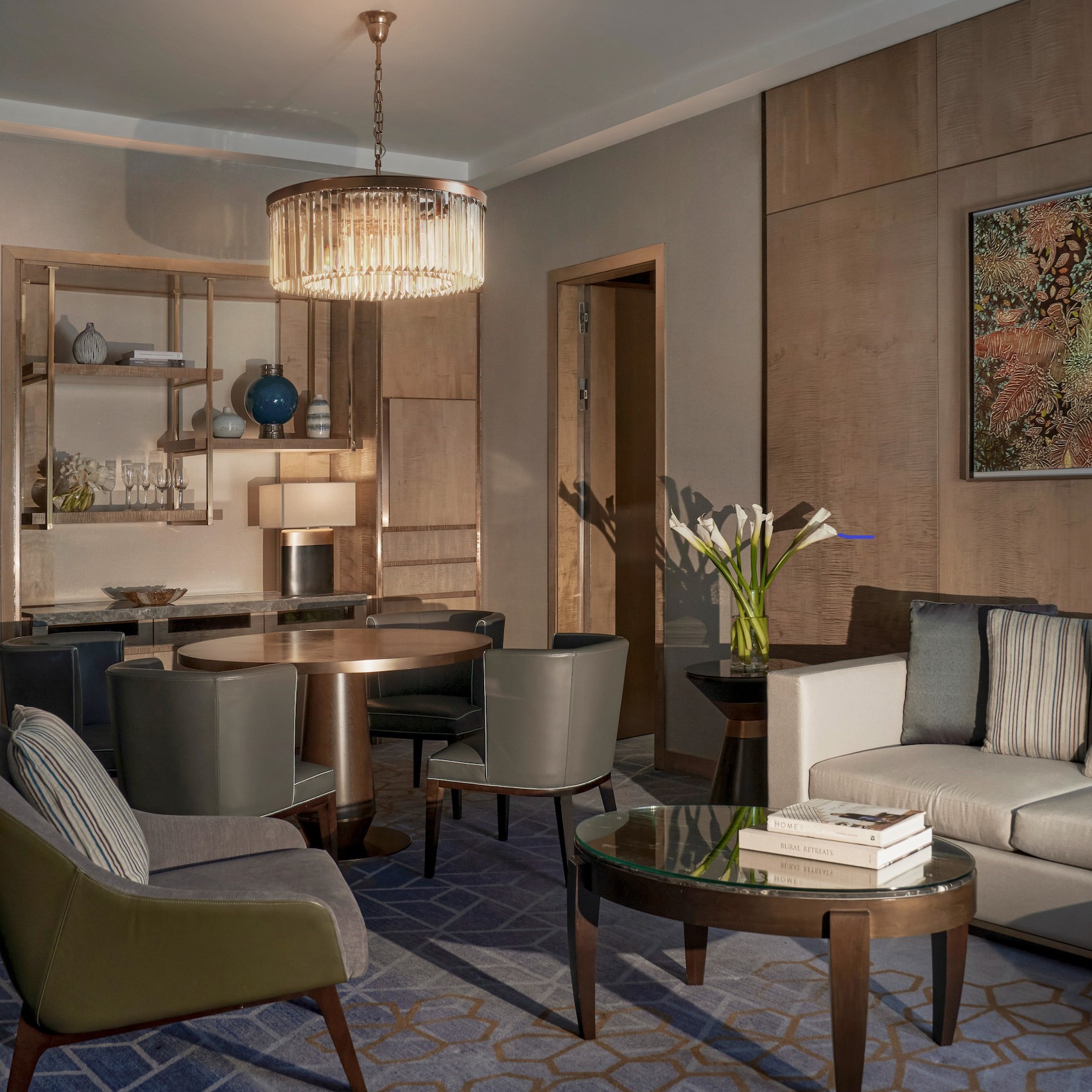 Phòng Royal Suite tại khách sạn 5 sao với tiện nghi sang trọng, đặc quyền Club InterContinental và tầm nhìn toàn cành thành phố Hà Nội