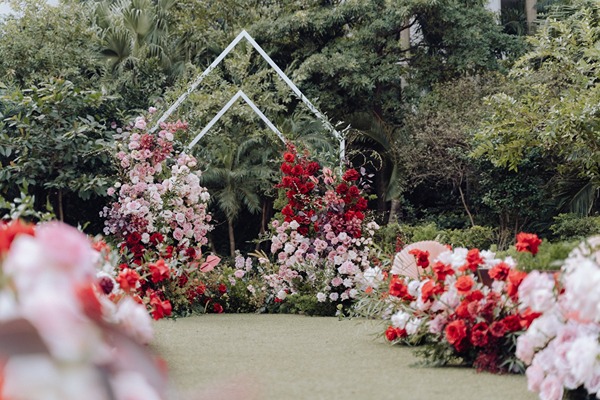 Trang trí hoa ngoài trời cho đám cưới tại khách sạn ở Hà Nội