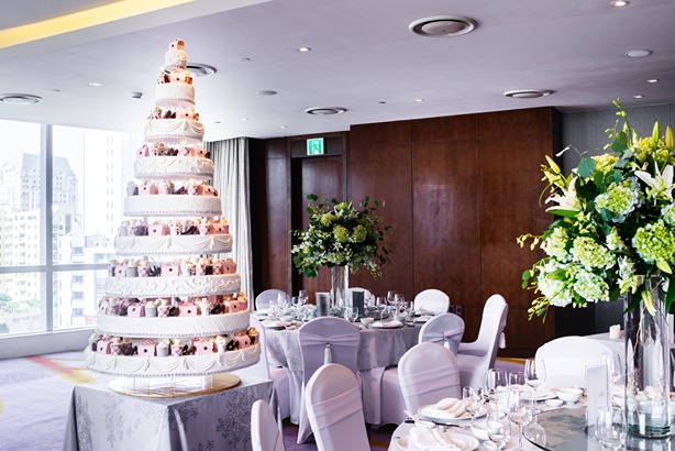 Gorgeous wedding cake at luxury Hanoi hotel