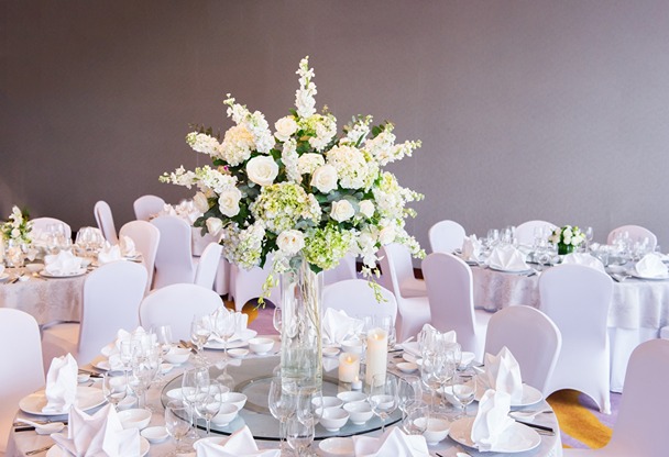 하노이에 호텔에서 웨딩 테이블에 하얀색 꽃으로 장식한다