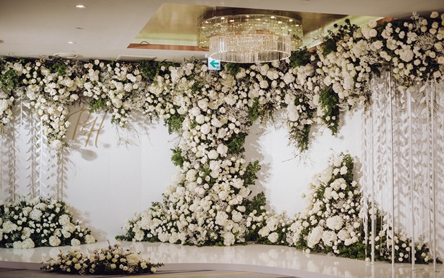 Trang trí phông nền hoa trắng cho đám cưới ở Hà Nội