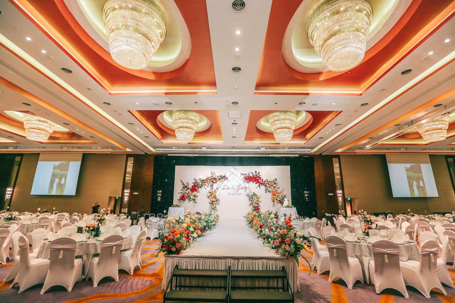 wedding at the grand ballroom at intercontinental hanoi landmark72