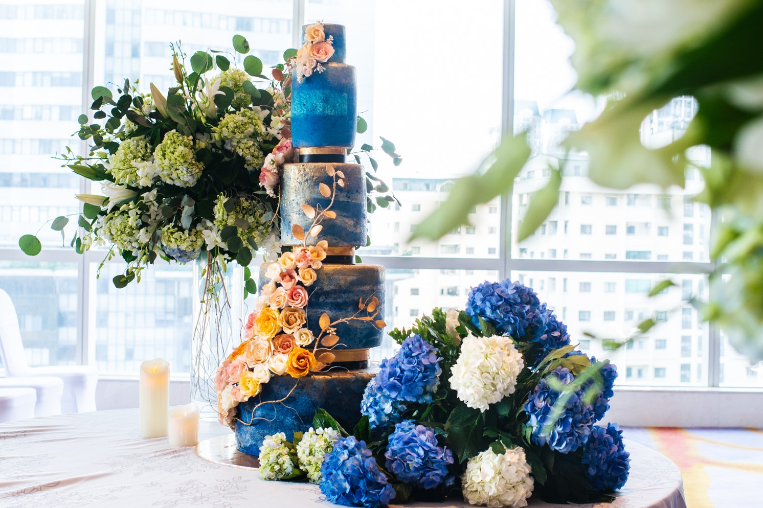 Hanoi blue wedding cake and flowers