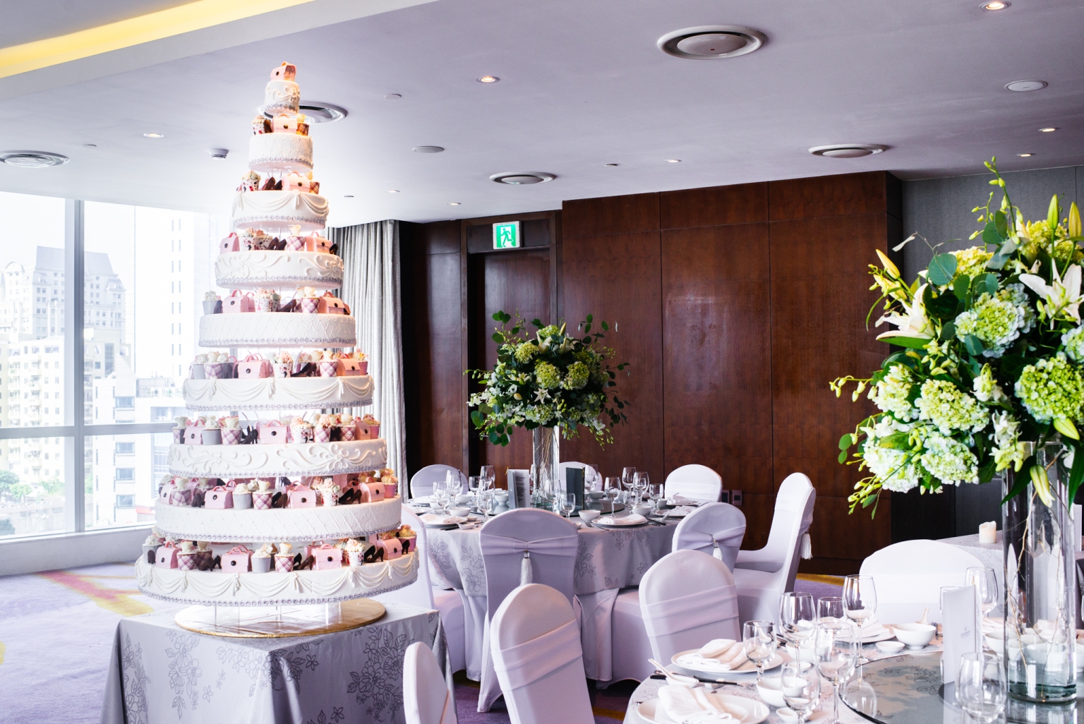 Hanoi hotel wedding cake