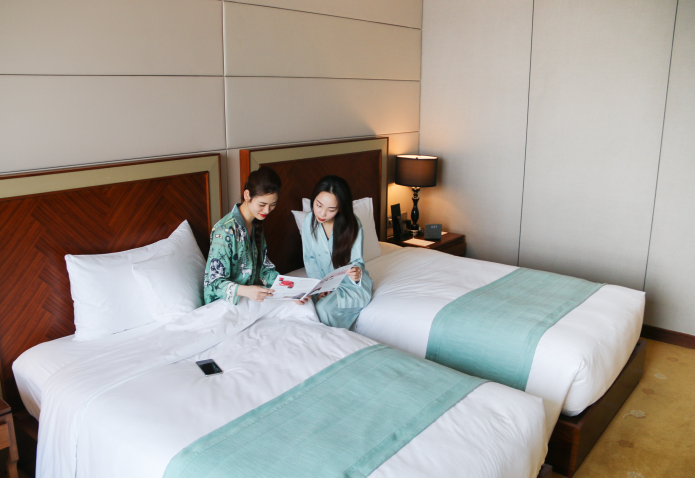 students experience in twin deluxe room 5 star hotel in hanoi