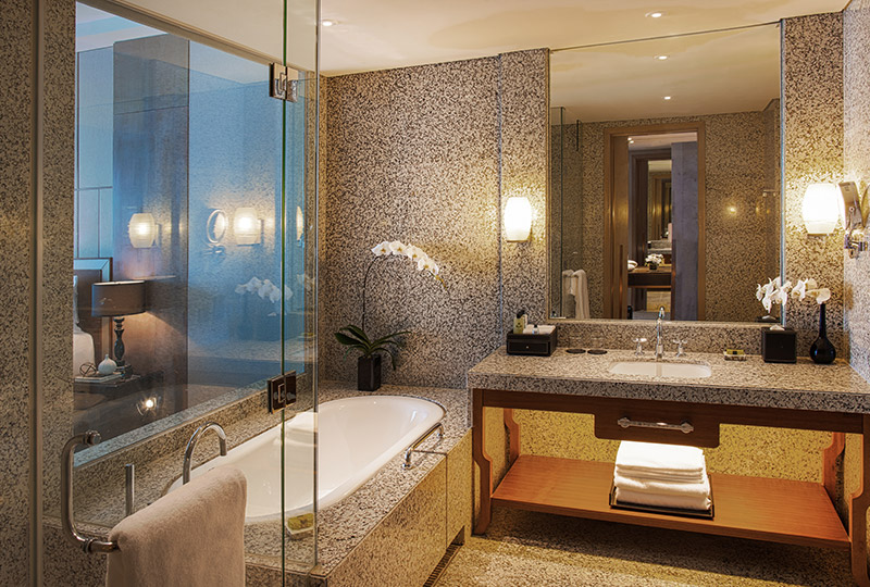phòng tắm trong phòng deluxe của khách sạn tại Hà Nội