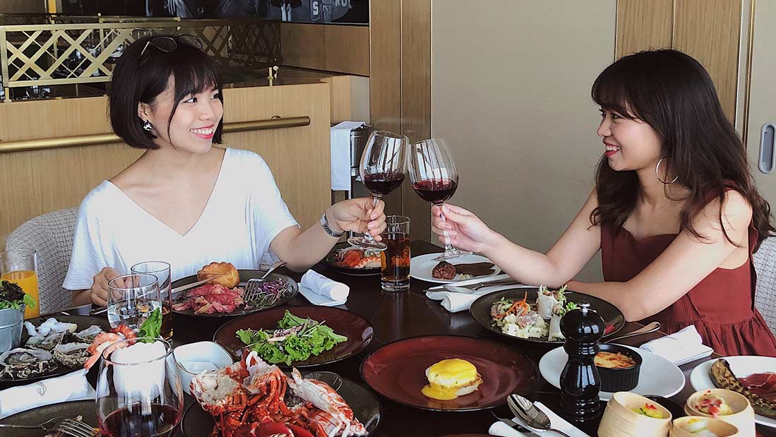 hai phụ nữ đang thưởng thức buffet tại khách sạn ở Hà Nội