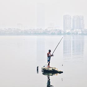 một người đàn ông đang câu cá ở Hà Nội