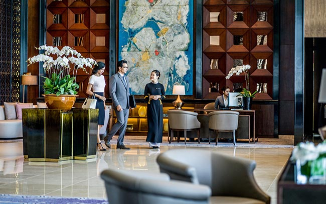 nhân viên chào đón khách đến với intercontinental hanoi landmark72 khách sạn 5 sao sang trọng cao nhất việt nam